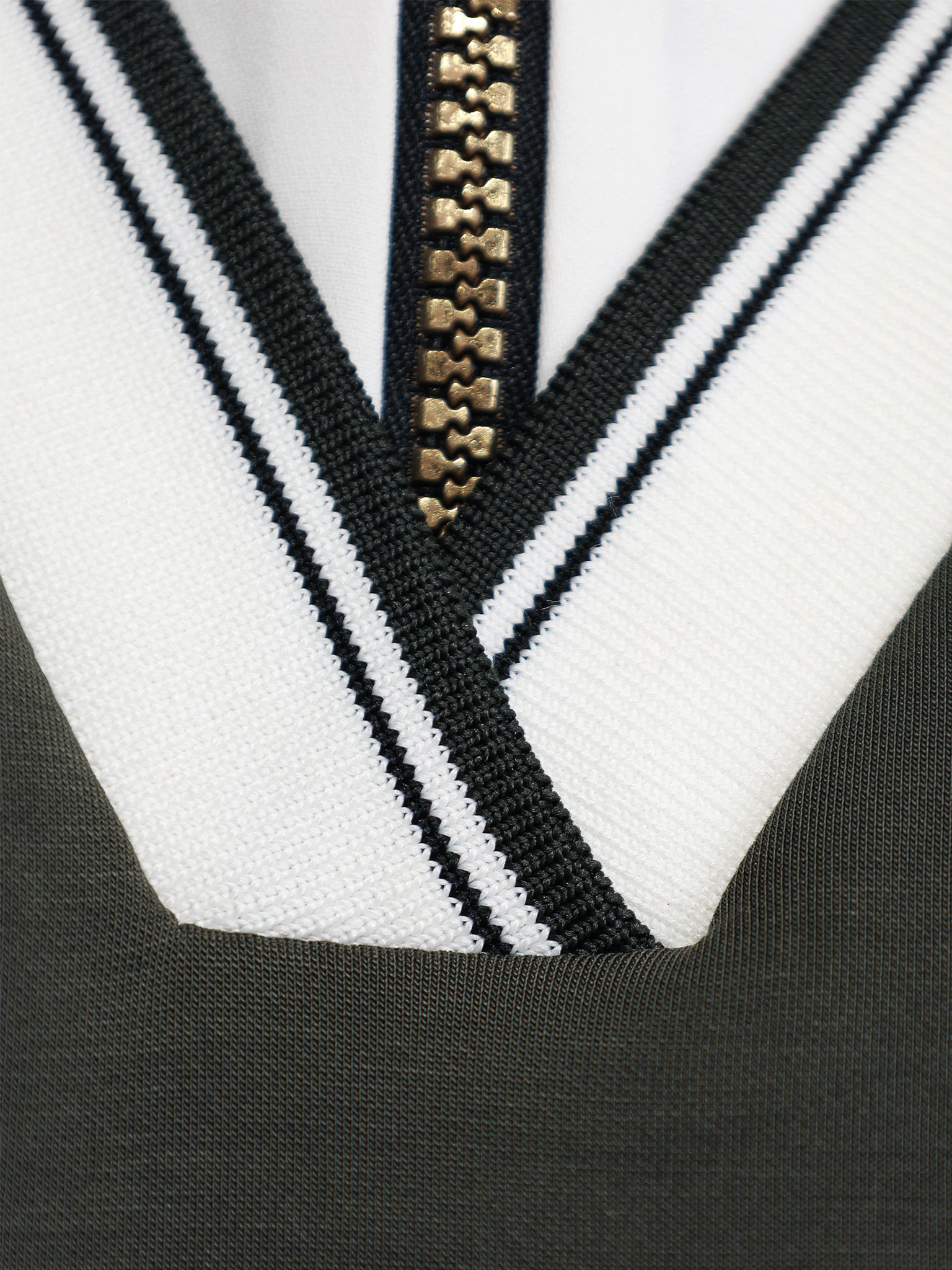 Джемпер зеленого цвета прямого кроя